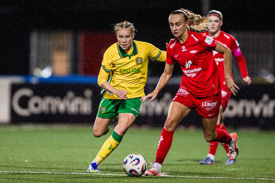 Julie Blakstad of Hammarby and Lauren Davidson of Brann