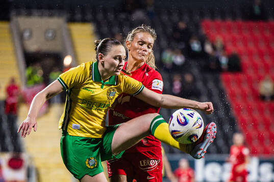 Vilde Hasund of Hammarby and Ingrid Stenevik of Brann