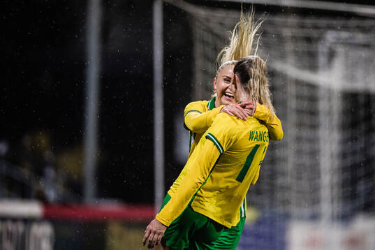 Ellen Wangerheim of Hammarby celebrates with Anna Jøsendal