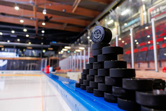 Puckar ishockeymatchen i Hockeyallsvenskan mellan