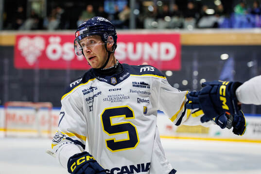 Södertäljes Carter Ashton jublar