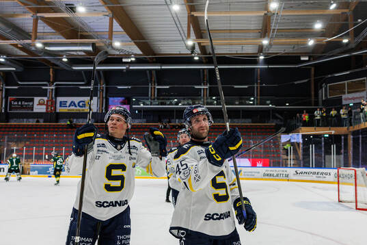 Södertäljes Måns Lindbäck och Sebastian Dyk jublar