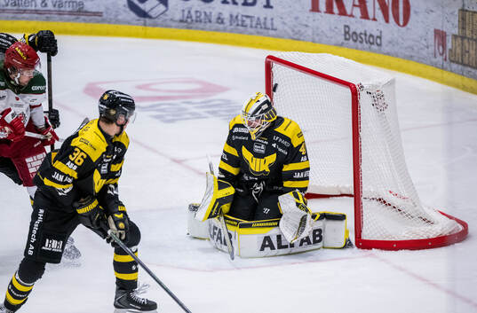 Västerås målvakt Rasmus Korhonen och Modos Alexander