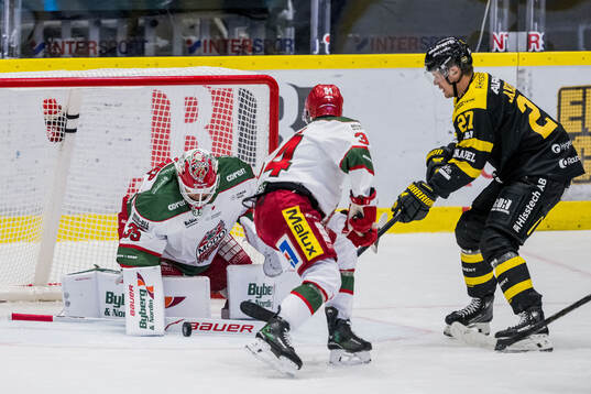 Modos målvakt Adam Werner och Hugo Hallin mot Västerås