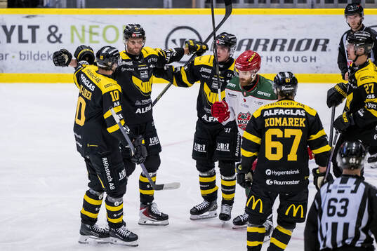 Västerås Kim Rosdahl jublar med lagkamrater