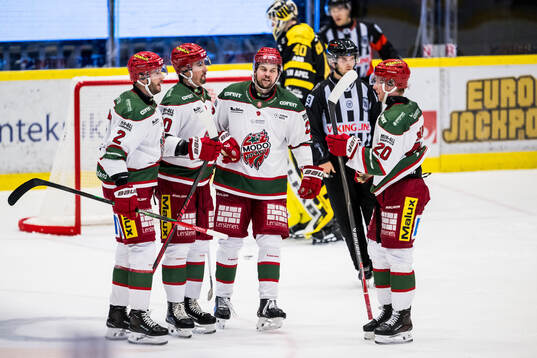 Modos Alexander Swetlikoff jublar med lagkamrater