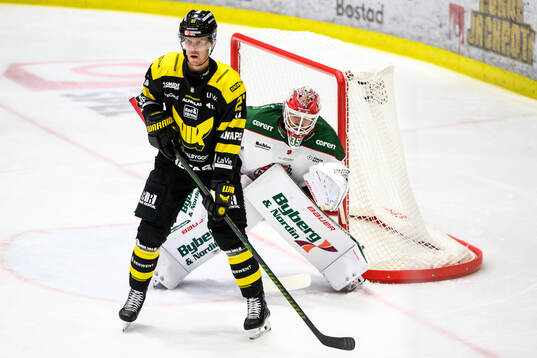 Västerås Carl Jakobsson och Modos målvakt Adam Werner