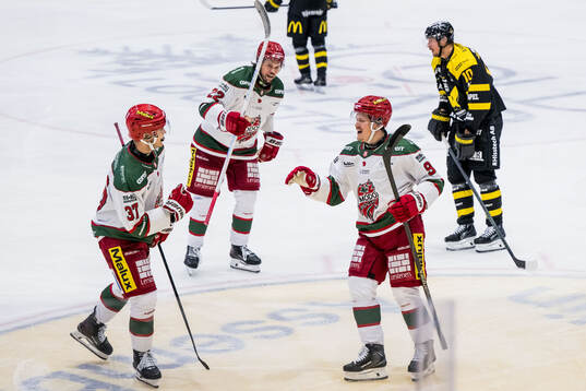 Modos Linus Andersson jublar med lagkamrater
