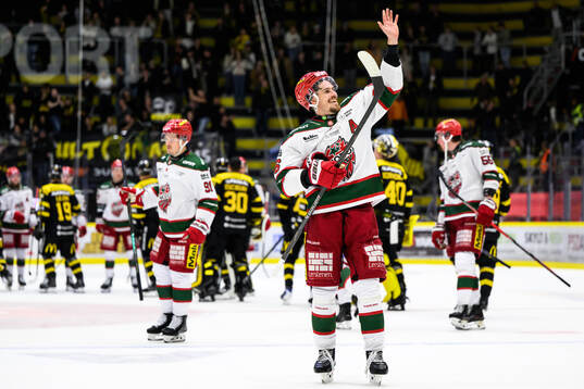 Modos Emil Larsson jublar