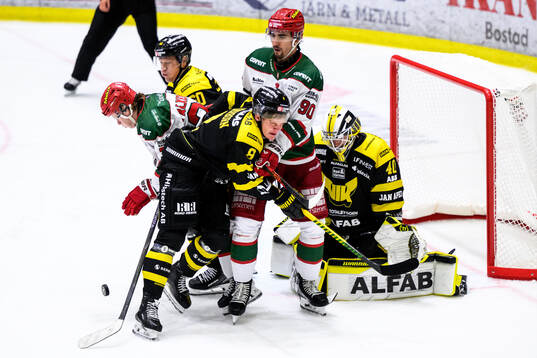 Västerås Viktor Pennerborn och målvakt Rasmus Korhonen