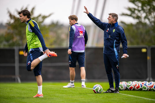 Victor Nilsson Lindelöf and head coach Jon Dahl Tomasson