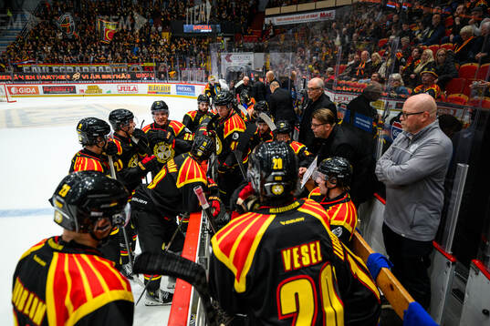 Brynäs spelare vid en time-out