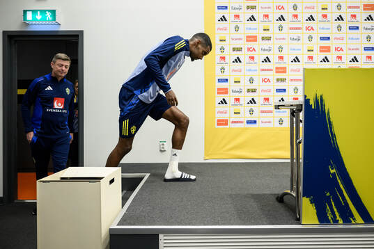 Head coach Jon Dahl Tomasson and Alexander Isak of the