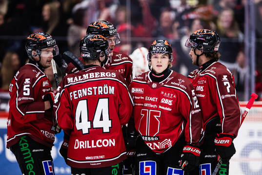 Örebros Noah Steen jublar med lagkamrater