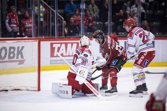 Örebros Patrik Puistola gör 4-1 bakom Timrås målvakt