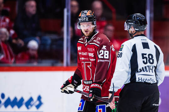 Örebros Linus Arnesson och linjedomare Rickard Nilsson