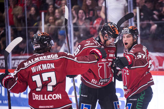 Örebros Glenn Gustafsson jublar med lagkamrater