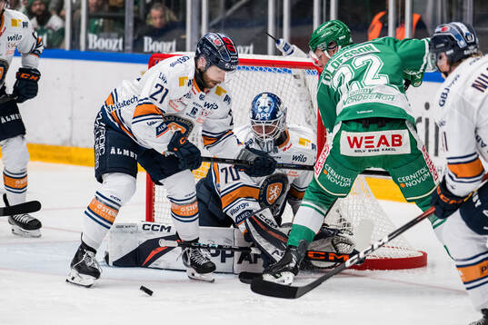 Växjös målvakt Adam Åhman och Rögles Fredrik Olofsson