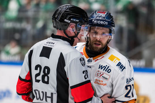 Växjös Brian Cooper i samtal med domaren