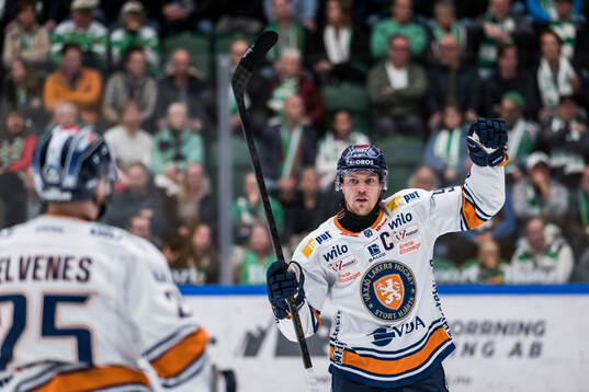 Växjös Joel Persson jublar