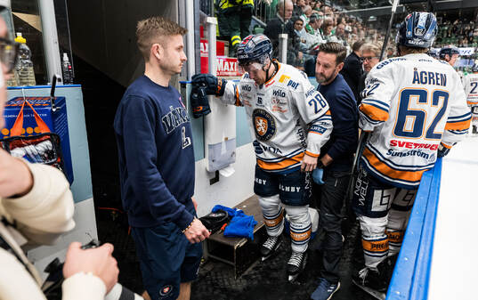 Växjös Hugo Gustafsson lämnar isen