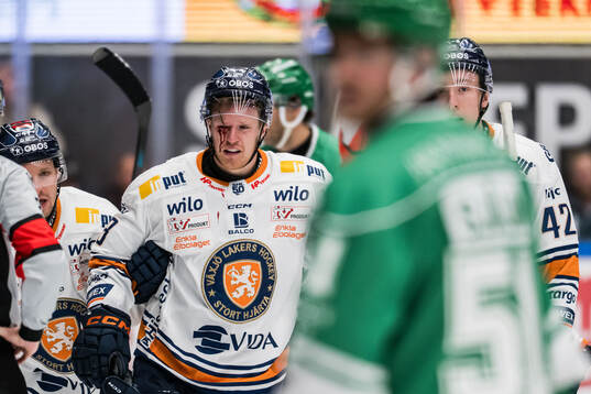 Växjös Hugo Gustafsson lämnar isen