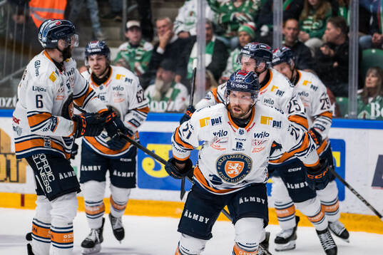 Växjös Brian Cooper jublar