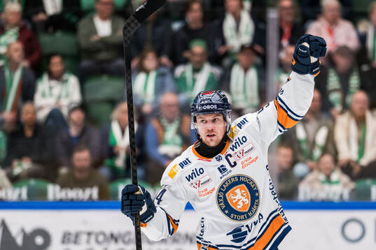 Växjös Joel Persson jublar