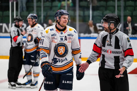 Växjös Ludvig Nilsson i samtal med domaren