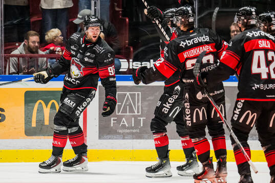 Malmö Redhawks Carl Persson jublar