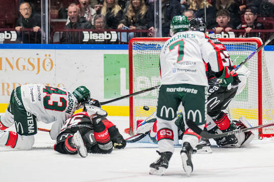 Malmö Redhawks Carl Persson gör 1-0 målet