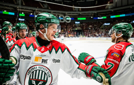 Frölundas Arttu Ruotsalainen och Henrik Tömmernes jublar