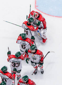 Frölundas Jere Innala och målvakt Lars Johansson jublar