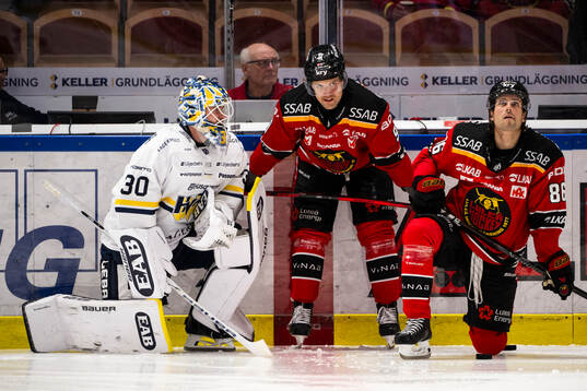 HV71s målvakt Lassi Lehtinen, Luleås Heikki Liedes och
