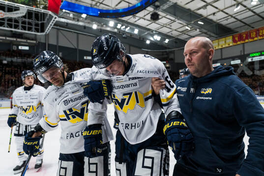 HV71s Linus Lindström får hjälp av isen