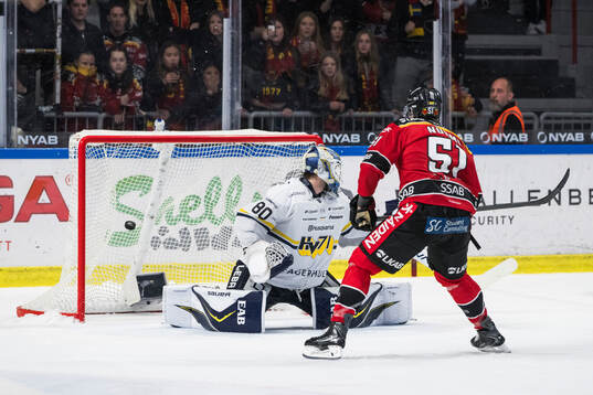 Luleås Markus Nurmi och HV71s målvakt Frederik Dichow