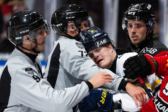 HV71s Linus Lindström och Luleås Mathias Bromé