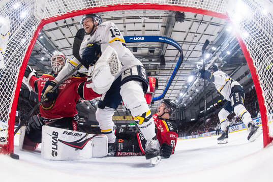 Luleås målvakt Matteus Ward, HV71s Niklas Hansson,