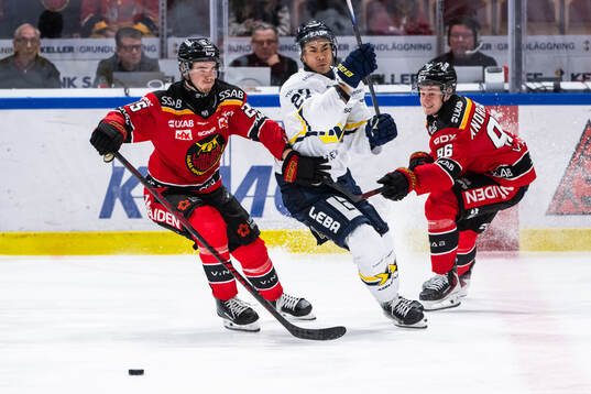 Luleås Filip Eriksson, HV71s Jonathan Ang och Luleås