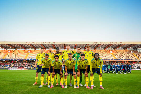 The starting eleven of Sweden pose for a team photo