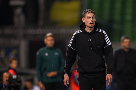 Head coach Daniel Bäckström of Sweden