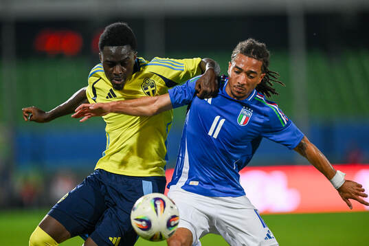Genesis Antwi of Sweden and Luca Koleosho of Italy
