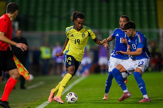 Jonah Kusi-Asare of Sweden and Davide Bartesaghi of Italy