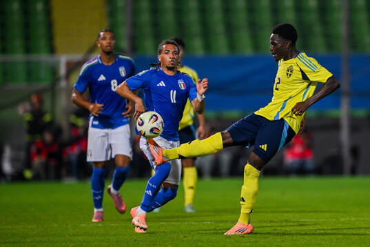 Luca Koleosho of Italy and Genesis Antwi of Sweden