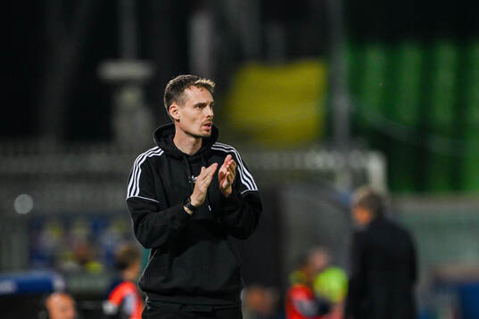head coach Daniel Bäckström of Sweden