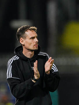 head coach Daniel Bäckström of Sweden