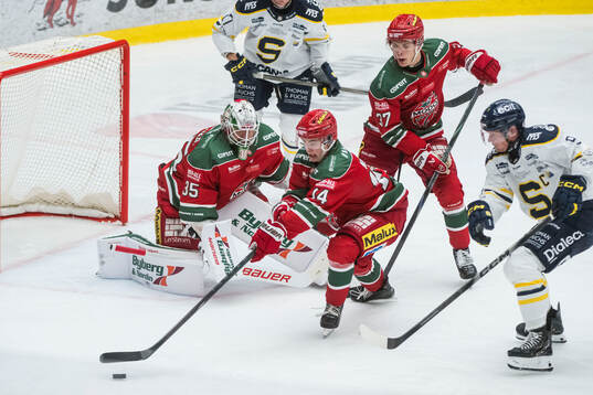 Modos Jakob Noren,Viktor Persson med målvakt Adam Werner