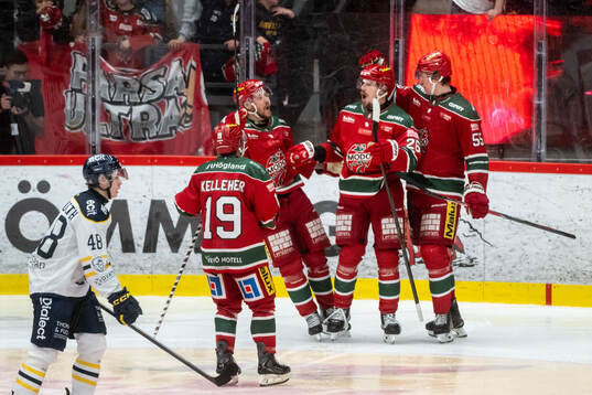 Modos Emil Larsson jublar