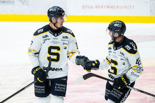 Södertäljes Carter Ashton jublar