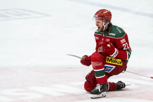 Modos Måns Carlsson jublar